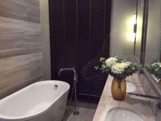 2 bed Condo in The Diplomat Sathorn Silom Sub District C012742