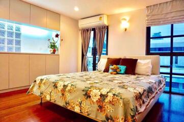 2 bed Condo in Silom Terrace Silom Sub District C012481