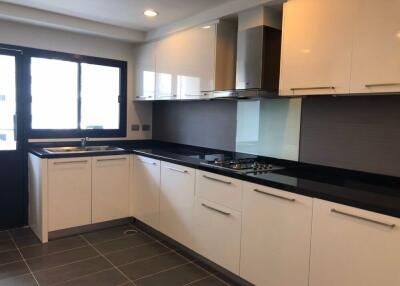 3 bed Condo in Shanti Sadan Khlong Tan Nuea Sub District C012445