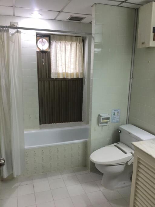 3 ห้องนอน, 3 ห้องน้ำ คอนโด ราคา ฿ 55,000/เดือน
