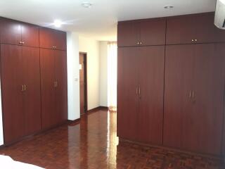 3 bed Condo in Tubtim Mansion Khlong Tan Nuea Sub District C012383