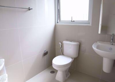 2 ห้องนอน, 2 ห้องน้ำ คอนโด ราคา ฿ 24,000/เดือน