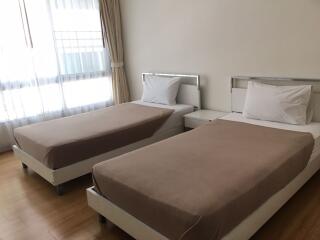 2 bed Condo in Chanarat Place Khlong Toei Nuea Sub District C012261
