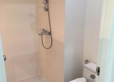 2 bed Condo in Chanarat Place Khlong Toei Nuea Sub District C012261