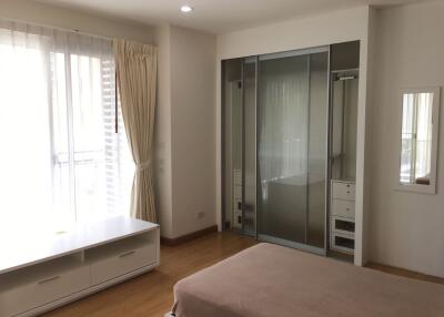 3 bed Condo in Chanarat Place Khlong Toei Nuea Sub District C012260