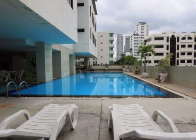 2 bed Condo in Baan Prompong Khlong Tan Nuea Sub District C012203