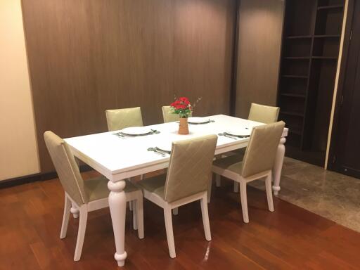 2 bed Condo in Richmond Hills Residence Khlong Tan Nuea Sub District C012197