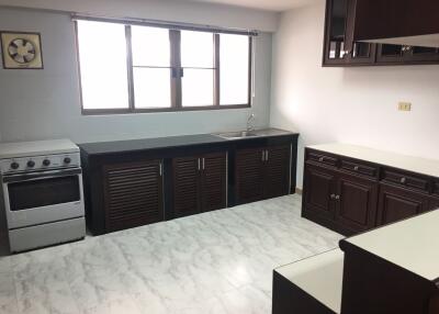 2 bed Condo in GS Housing Khlong Tan Nuea Sub District C012196