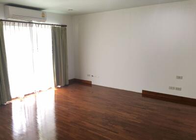 2 bed Duplex in Baan Wannapa Khlong Tan Nuea Sub District D012130