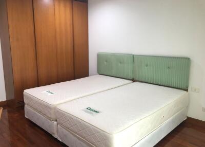 2 bed Condo in Baan Wannapa Khlong Tan Nuea Sub District C012129