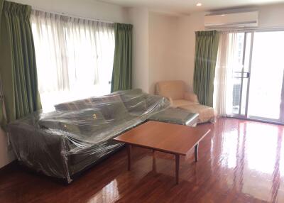 3 bed Condo in Baan Wannapa Khlong Tan Nuea Sub District C012128