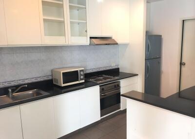 3 bed Condo in Baan Wannapa Khlong Tan Nuea Sub District C012128