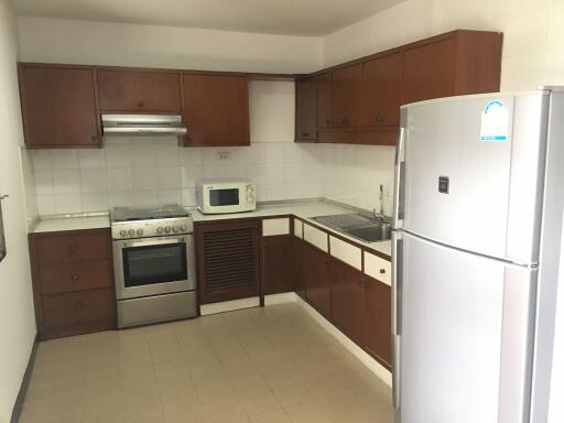 3 bed Condo in CS Villa Khlong Tan Nuea Sub District C012090