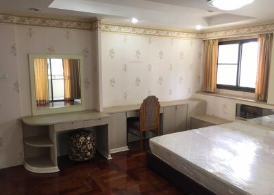 3 bed Penthouse in DH Grand Tower Khlong Tan Nuea Sub District P11070