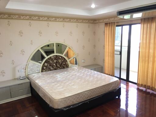 3 bed Penthouse in DH Grand Tower Khlong Tan Nuea Sub District P11070