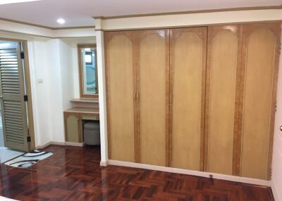 3 bed Condo in DH Grand Tower Khlong Tan Nuea Sub District C12012