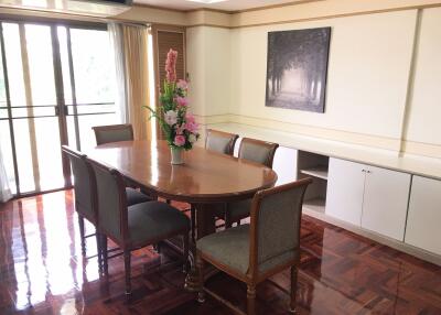 3 bed Condo in DH Grand Tower Khlong Tan Nuea Sub District C12012