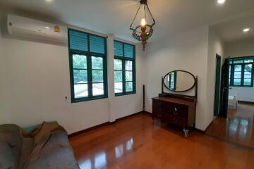 5 Bedroom Pool villa for rent in Nimman