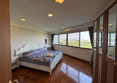 4 Bedrooms condominium for rent in Hillside 4