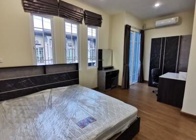 4 Bedrooms townhouse for sale and rent in Ruam chok