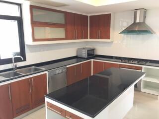 4 bed Penthouse in Neo Aree Apartment Khlongtan Sub District P11068