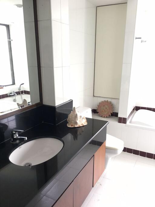 3 bed Condo in Neo Aree Apartment Khlongtan Sub District C11923