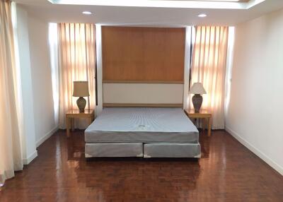 3 bed Condo in Neo Aree Apartment Khlongtan Sub District C11921