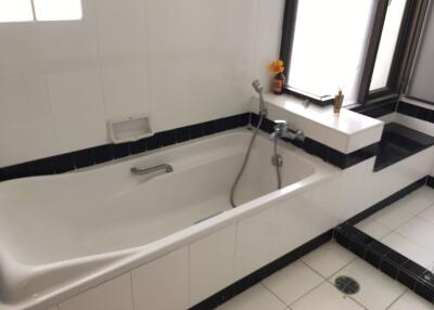 3 bed Condo in Neo Aree Apartment Khlongtan Sub District C11921