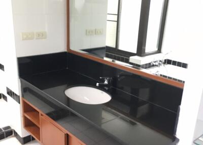 3 bed Condo in Neo Aree Apartment Khlongtan Sub District C11920