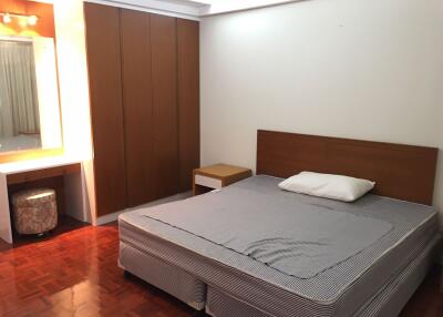 3 bed Condo in Neo Aree Apartment Khlongtan Sub District C11920