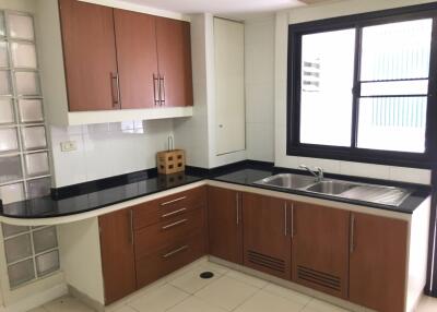 3 bed Condo in Neo Aree Apartment Khlongtan Sub District C11919