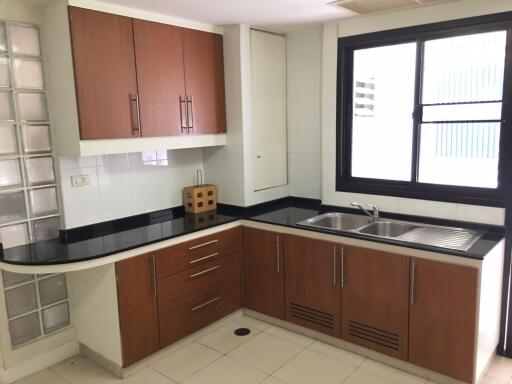 3 bed Condo in Neo Aree Apartment Khlongtan Sub District C11919