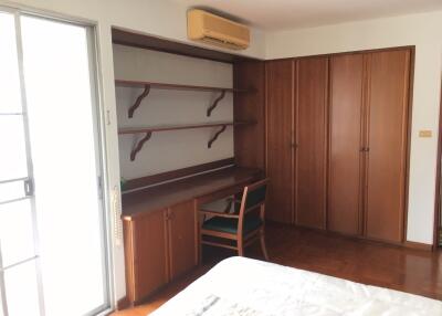 3 bed Condo in Ma Peng Seng Apartment Khlong Toei Nuea Sub District C11911