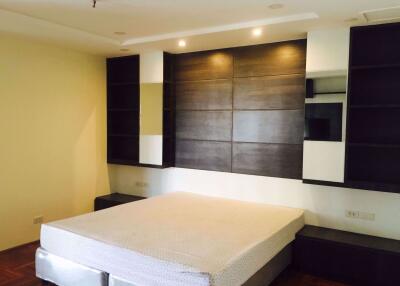 3 bed Condo in Fifty Fifth Tower Khlong Tan Nuea Sub District C11905