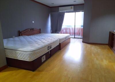 3 bed Condo in Fifty Fifth Tower Khlong Tan Nuea Sub District C11760