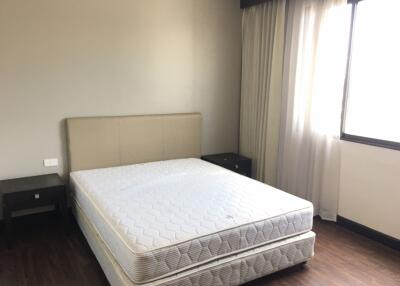 4 bed Condo in Charoenjai Place Khlong Tan Nuea Sub District C11756