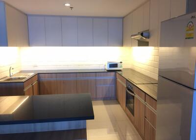 4 bed Condo in Charoenjai Place Khlong Tan Nuea Sub District C11756