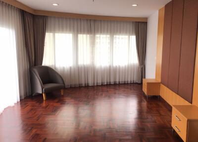 3 bed Condo in The Grand Sethiwan Sukhumvit 24 Khlongtan Sub District C11662