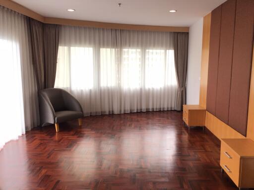 3 bed Condo in The Grand Sethiwan Sukhumvit 24 Khlongtan Sub District C11662