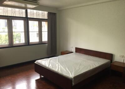 2 bed Condo in White Mansion Khlongtan Sub District C11648