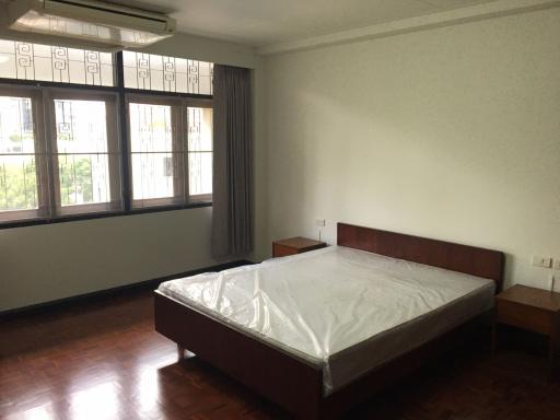 2 bed Condo in White Mansion Khlongtan Sub District C11648