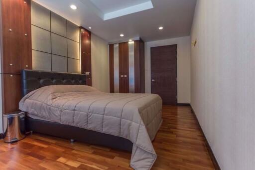 2 bed Condo in Avenue 61 Khlong Tan Nuea Sub District C11602