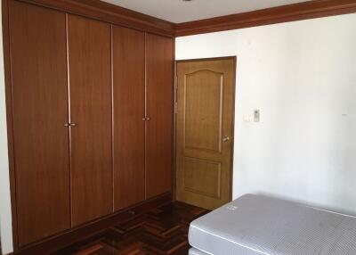 3 bed Condo in Baan Pakapan Khlongtan Sub District C11595