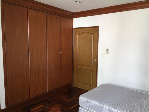 3 bed Condo in Baan Pakapan Khlongtan Sub District C11595