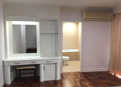 3 bed Condo in Sachayan Court Khlongtan Sub District C11588
