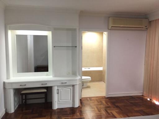 3 bed Condo in Sachayan Court Khlongtan Sub District C11588