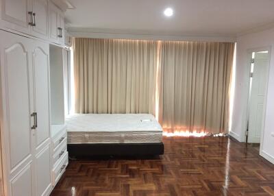 3 bed Condo in Sachayan Court Khlongtan Sub District C11588