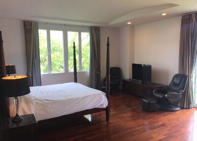4 bed Condo in The Verandah Khlong Toei Nuea Sub District C11536