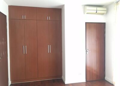 4 bed Condo in The Verandah Khlong Toei Nuea Sub District C11536