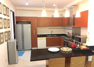 4 bed Condo in The Verandah Khlong Toei Nuea Sub District C11536